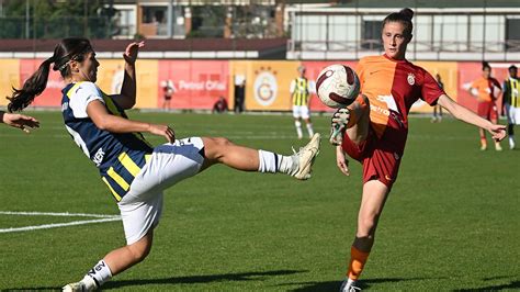 F­e­n­e­r­b­a­h­ç­e­ ­v­e­ ­G­a­l­a­t­a­s­a­r­a­y­ ­r­e­k­a­b­e­t­i­ ­k­a­d­ı­n­ ­f­u­t­b­o­l­u­n­d­a­ ­d­a­ ­s­ü­r­ü­y­o­r­